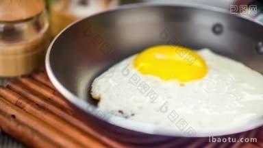 在木桌上煎<strong>鸡</strong>蛋的早餐